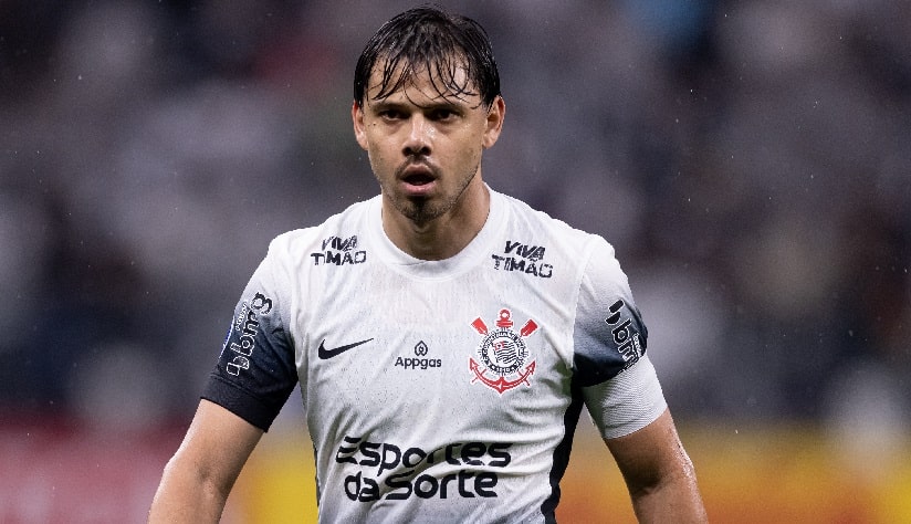 Com um a menos, Corinthians bate Racing e respira na Sul-Americana