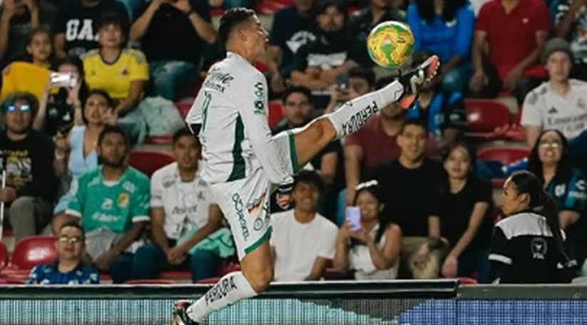 James perde a linha com árbitro após falta no México