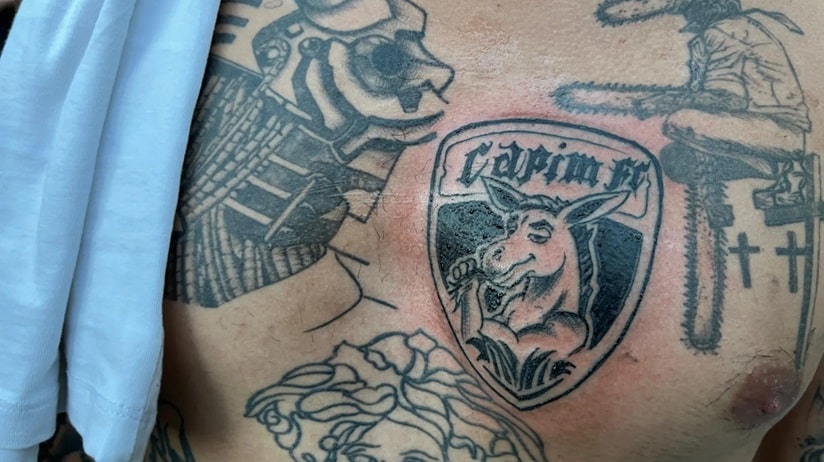 Torcedor tatua escudo de time da Kings League no Brasil