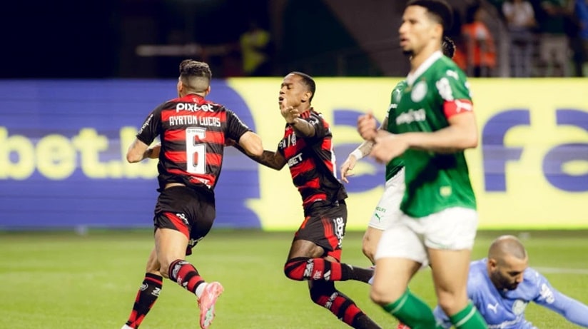 Futebol: Flamengo vence Palmeiras e encosta na liderança do Brasileirão