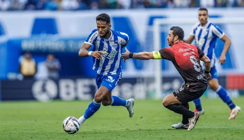 Futebol: Com direito a "gol que Pelé não fez", Athletico vence Avaí na Ressacada