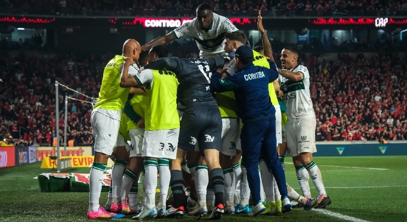 Futebol: Coritiba vence clássico contra o Athletico e dorme na liderança