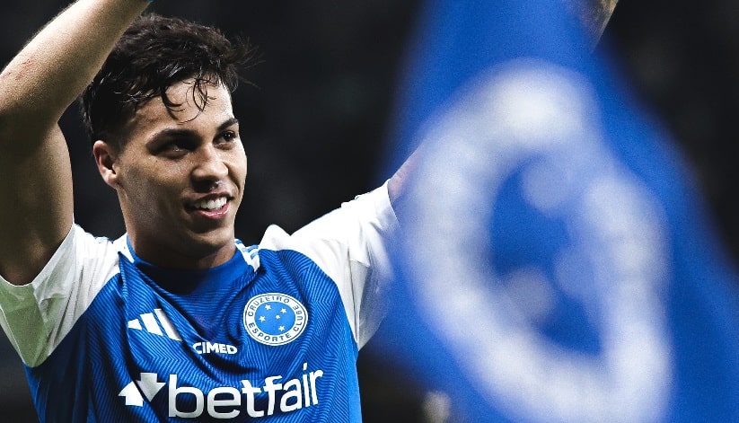 Futebol: Cruzeiro goleia o Grêmio e segue na cola do líder Flamengo