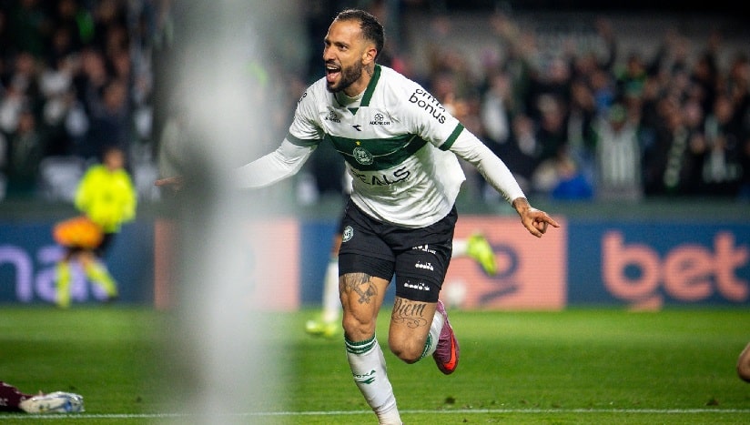Futebol: Coritiba goleia Ferroviária e segue líder da Série B